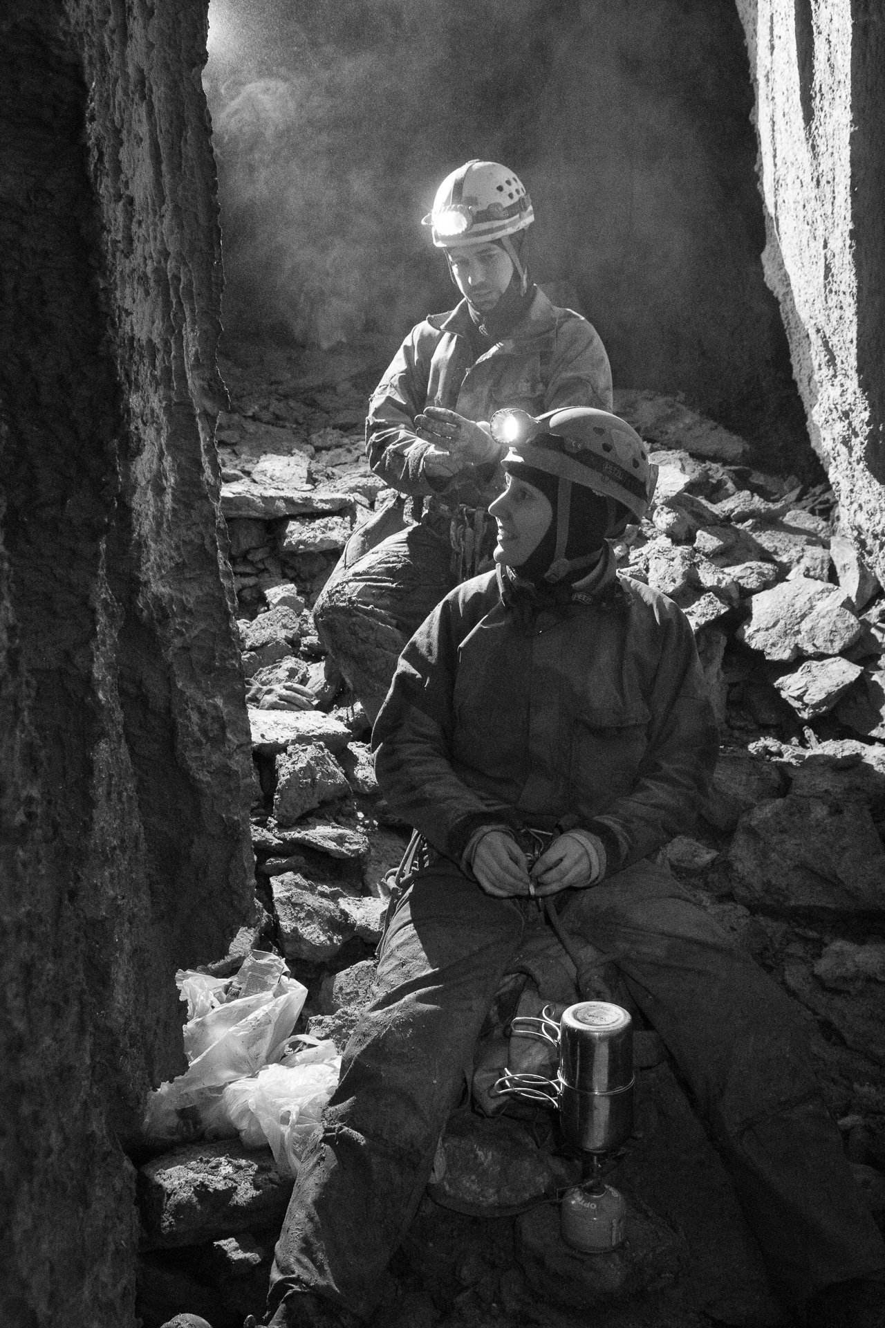 Zsófi és Lacc a Keleti-köteles végén az akna alján (Maucha Gergő fényképe)
