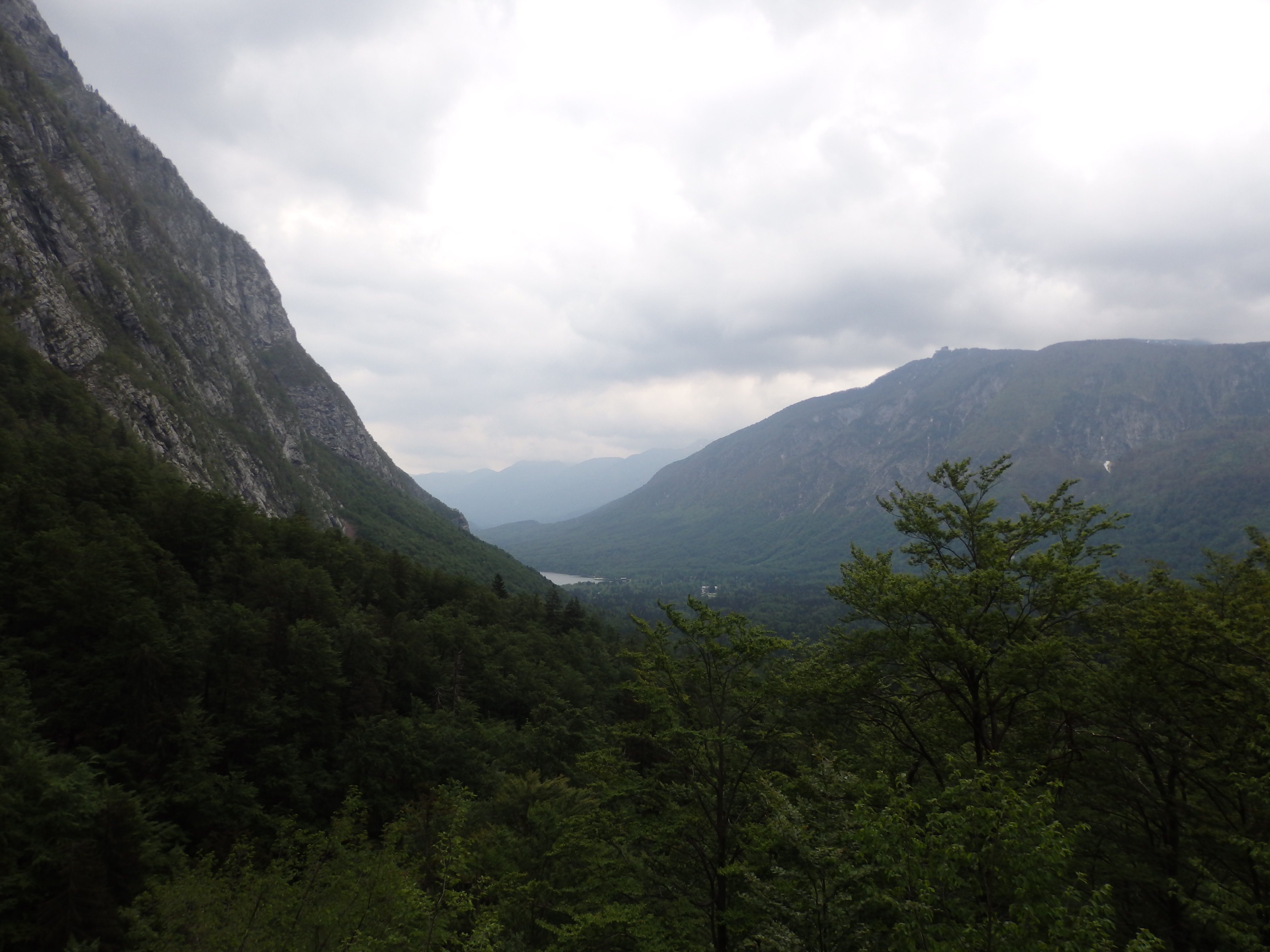 Lent a Bohinji-tó, gleccser alakította U-alakú völgy